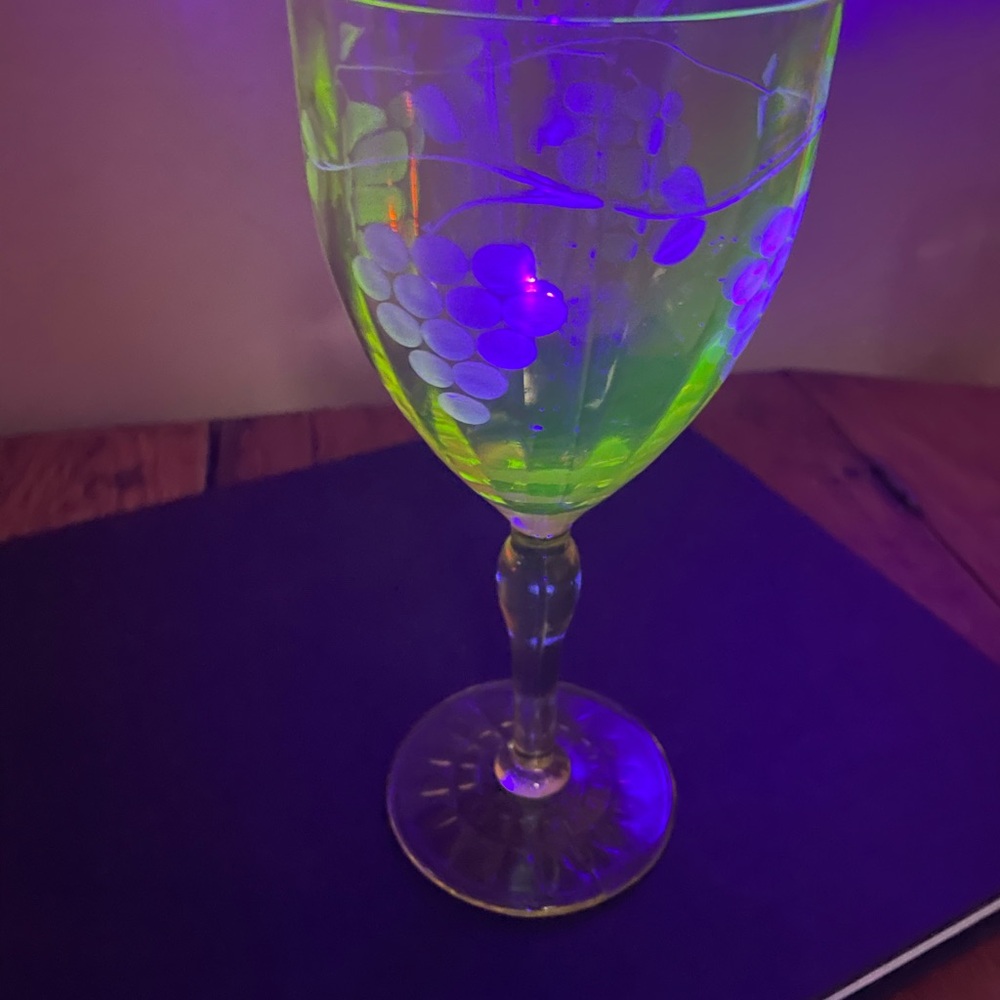 Set of 4 Vintage Uranium (Vaseline) Glass Wine Glasses – Glows Under UV - Picture 11 of 13